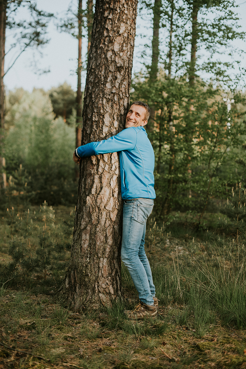 Przytulanie się do drzew